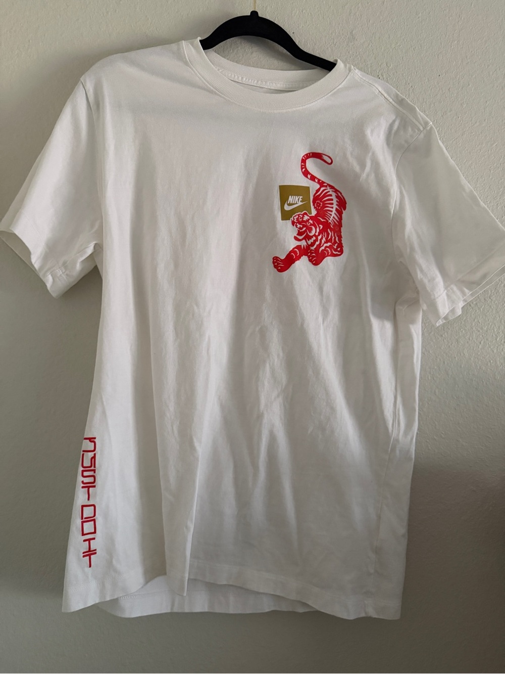 Nike T Shirt Men’s Small White Tiger New Year  Edition